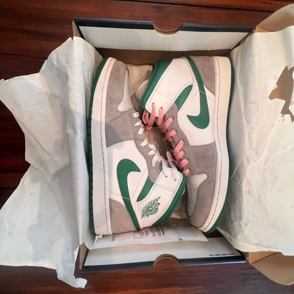 Jordan Other - Air Jordan 1 Mid SE